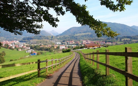 Your walk, drive or bicycle ride to Arriondas village: just 800 metres away